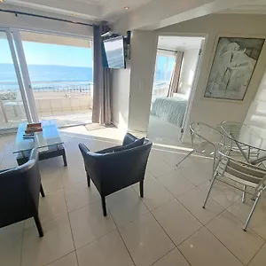 Apartment 3 Bedroom Sea Facing Family Moullie Point, Cape Town